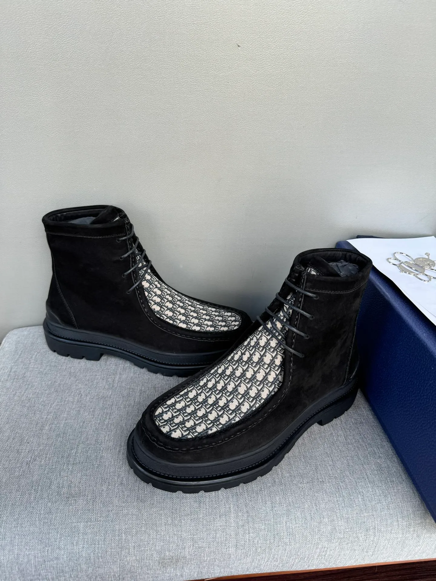[DIOR] Top P: 1000💰 Number of yards: 39~44 (38.45 custom-made, non-refundable) Dior Dior~ Winter series, original 1:1 development Casual men's leather shoes Heavy investment, shoes and boots are made of imported cowhide + imported Dior special fabric Not easy to deform black cowhide lining Dior large hardware inlay Original TPU vacuum outsole, black cowhide Black open edge beads Military green suede Black suede Khaki suede leather is crafted by a large factory, and the perfect product is only prepared for you who know your taste! Any comparisons are welcome.